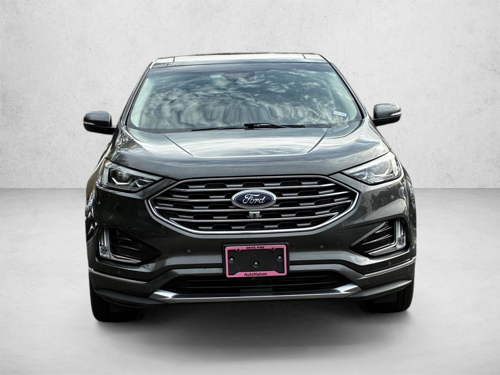 2019 Ford Edge Titanium photo 2