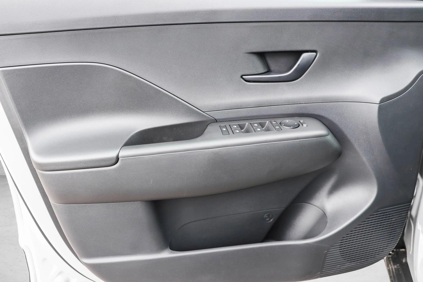 2025 Hyundai Kona SEL Convenience - Photo 12