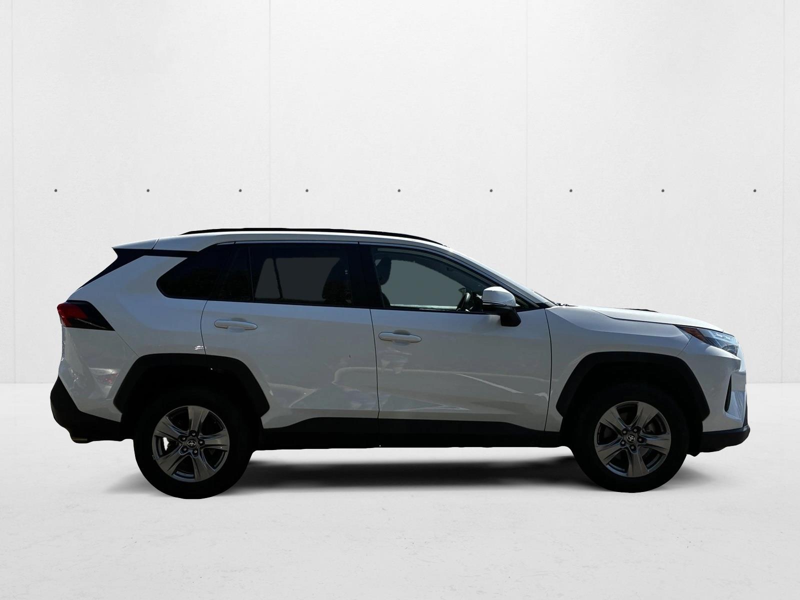 2023 Toyota RAV4 XLE photo 3