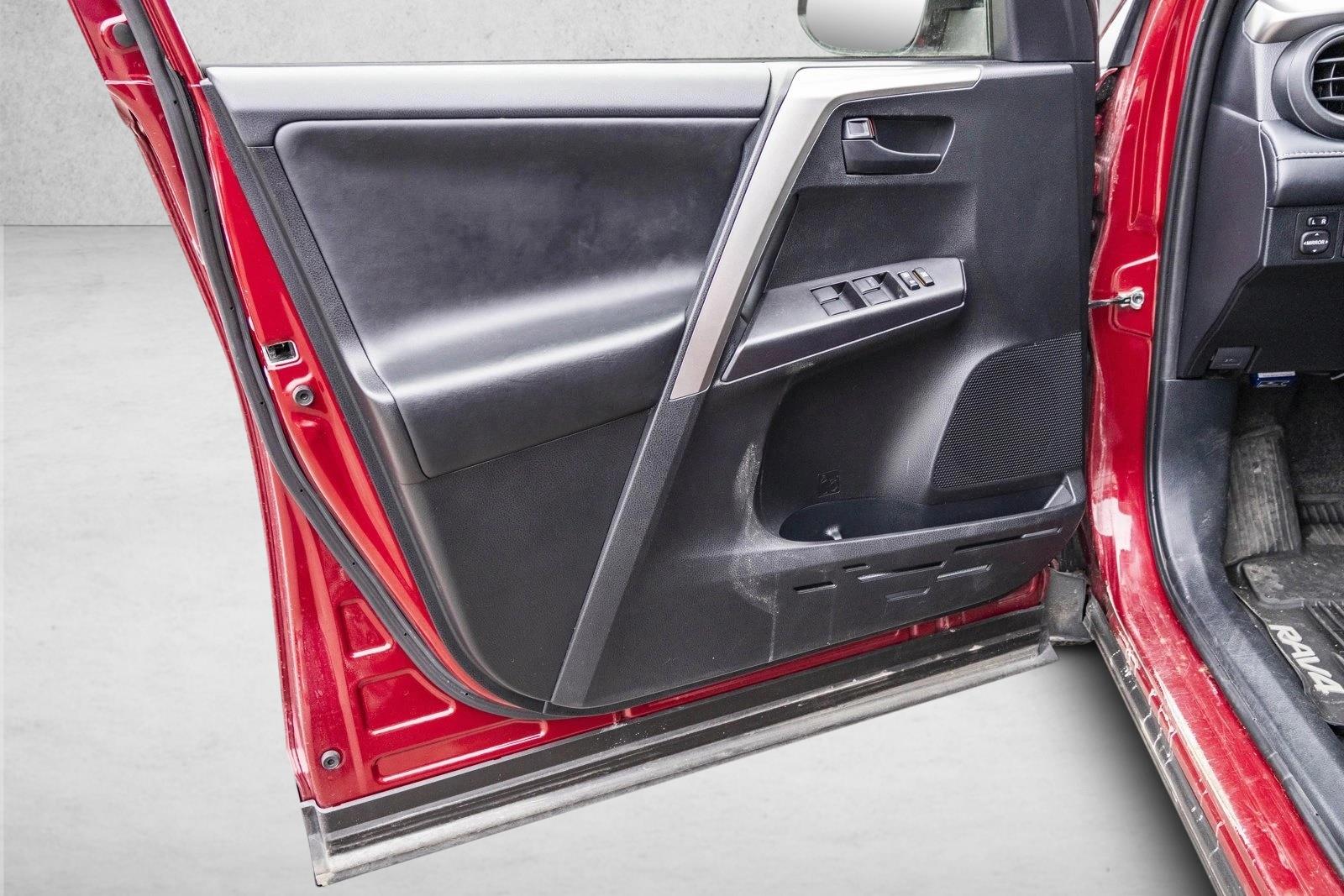 2018 TOYOTA RAV4 - Image 12