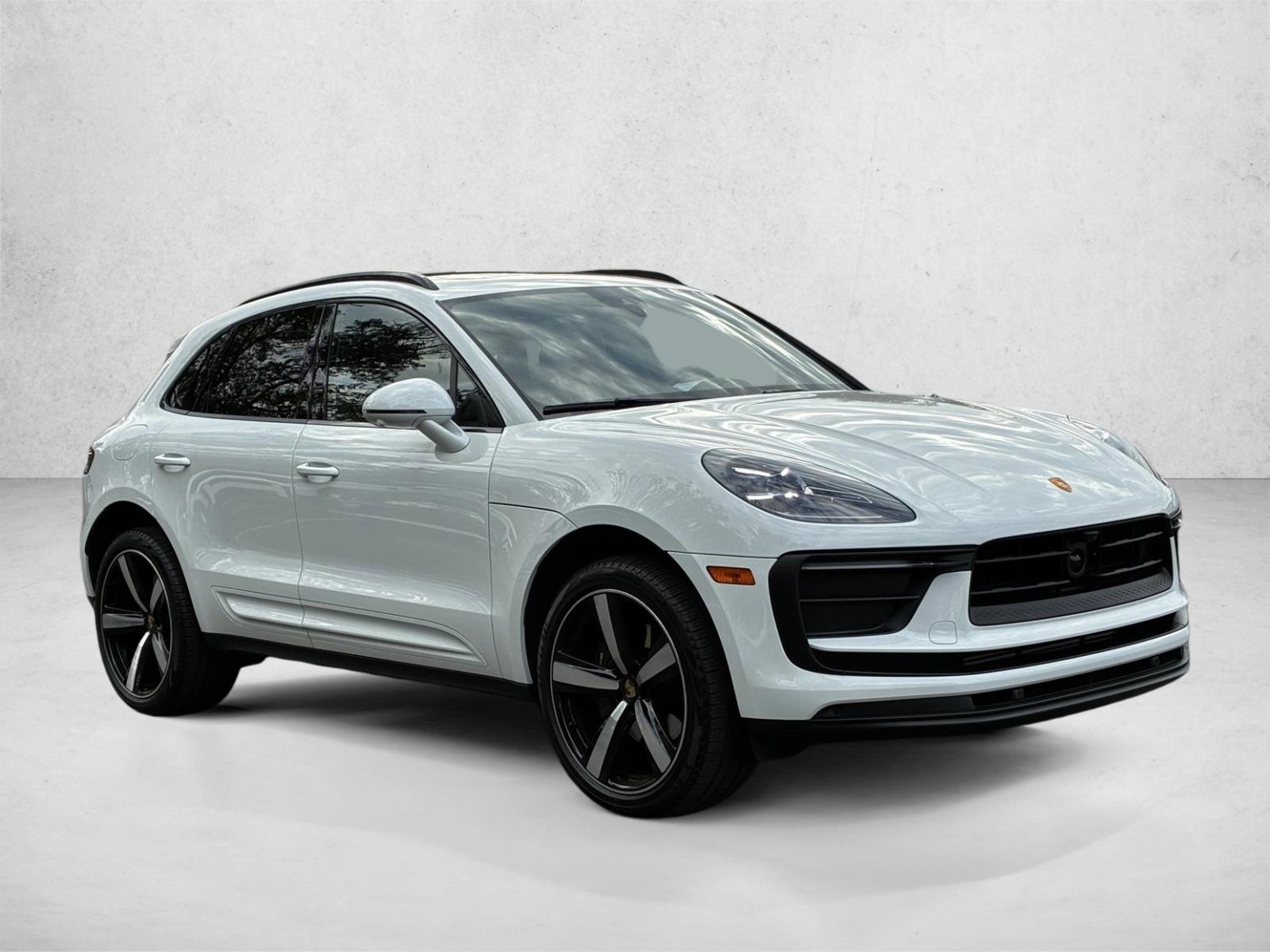 2023 Porsche Macan T photo 3