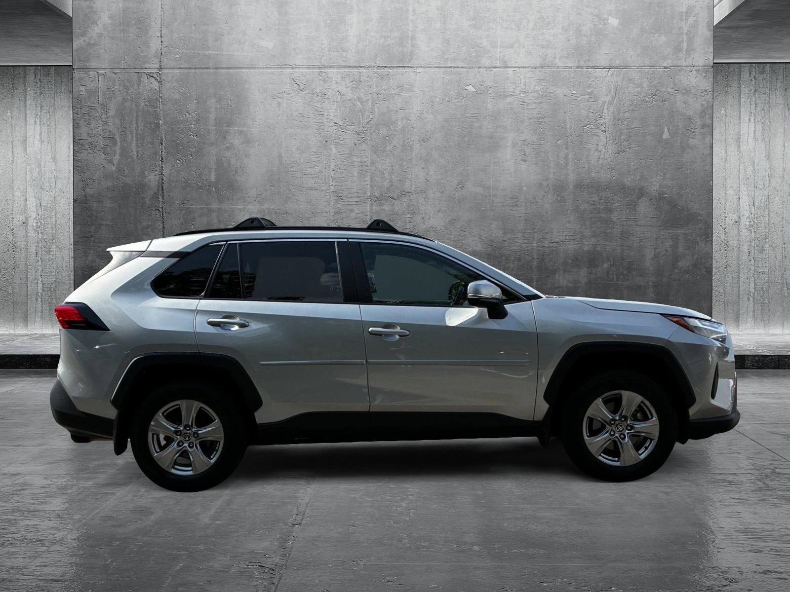 2022 Toyota RAV4 XLE photo 4