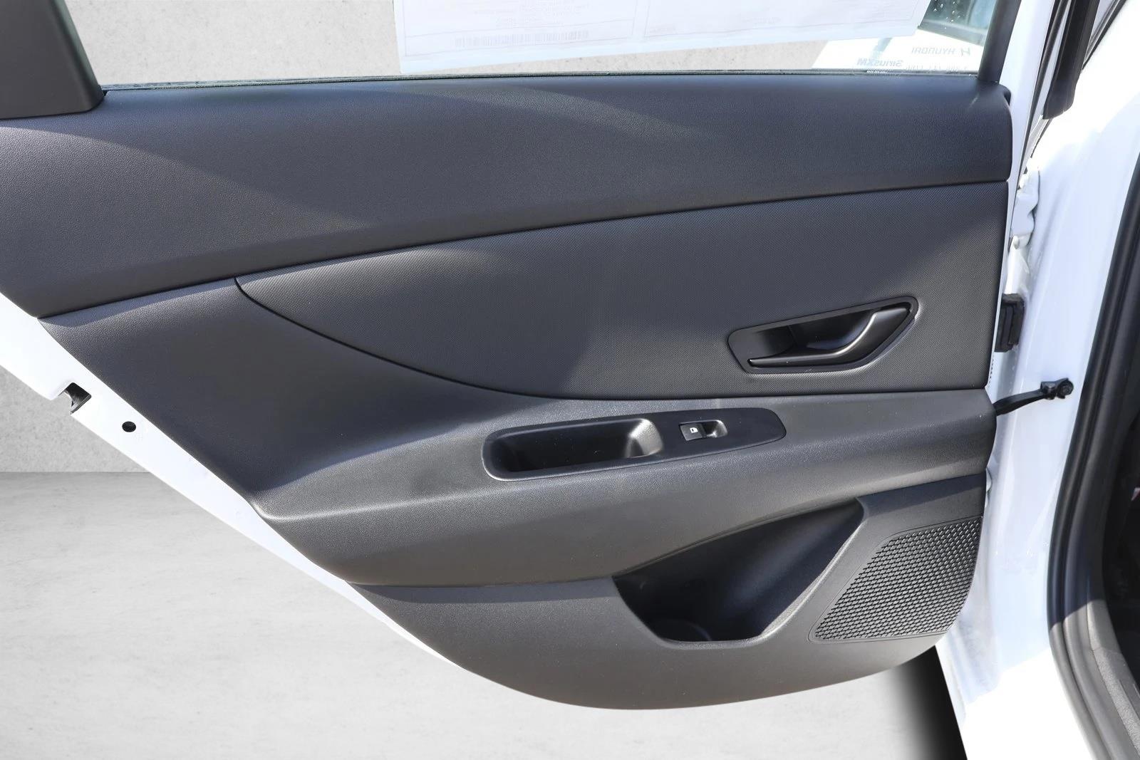 2025 Hyundai Elantra Blue - Photo 22