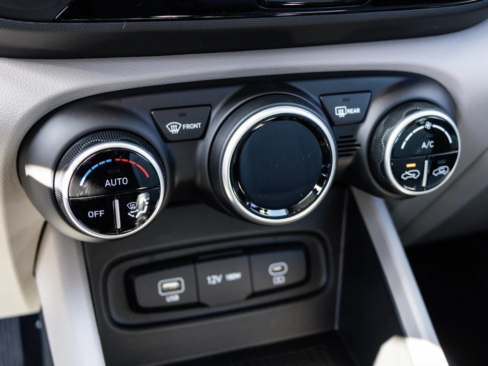 2025 Hyundai Venue SEL - Photo 18