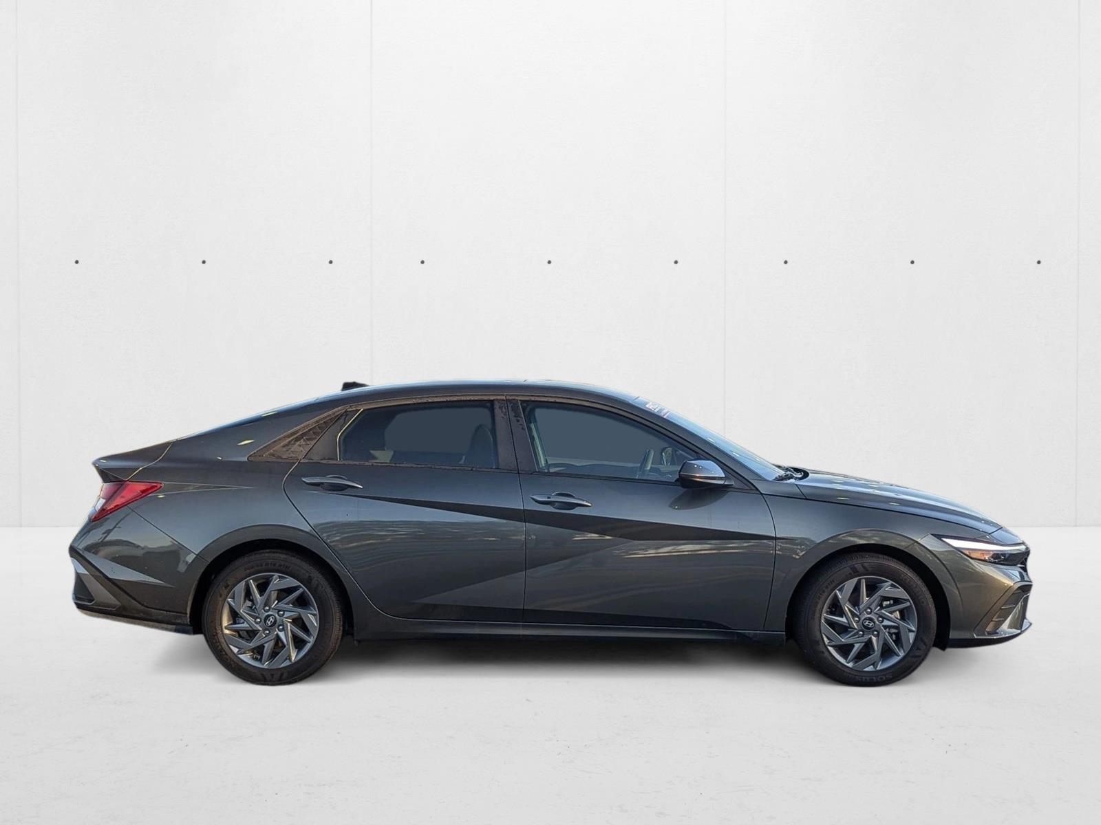2024 Hyundai Elantra SEL photo 4