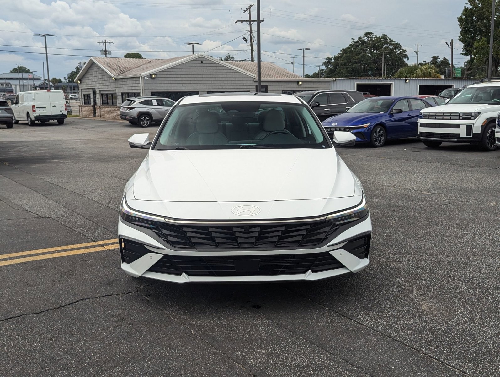2024 Hyundai Elantra Limited photo 2