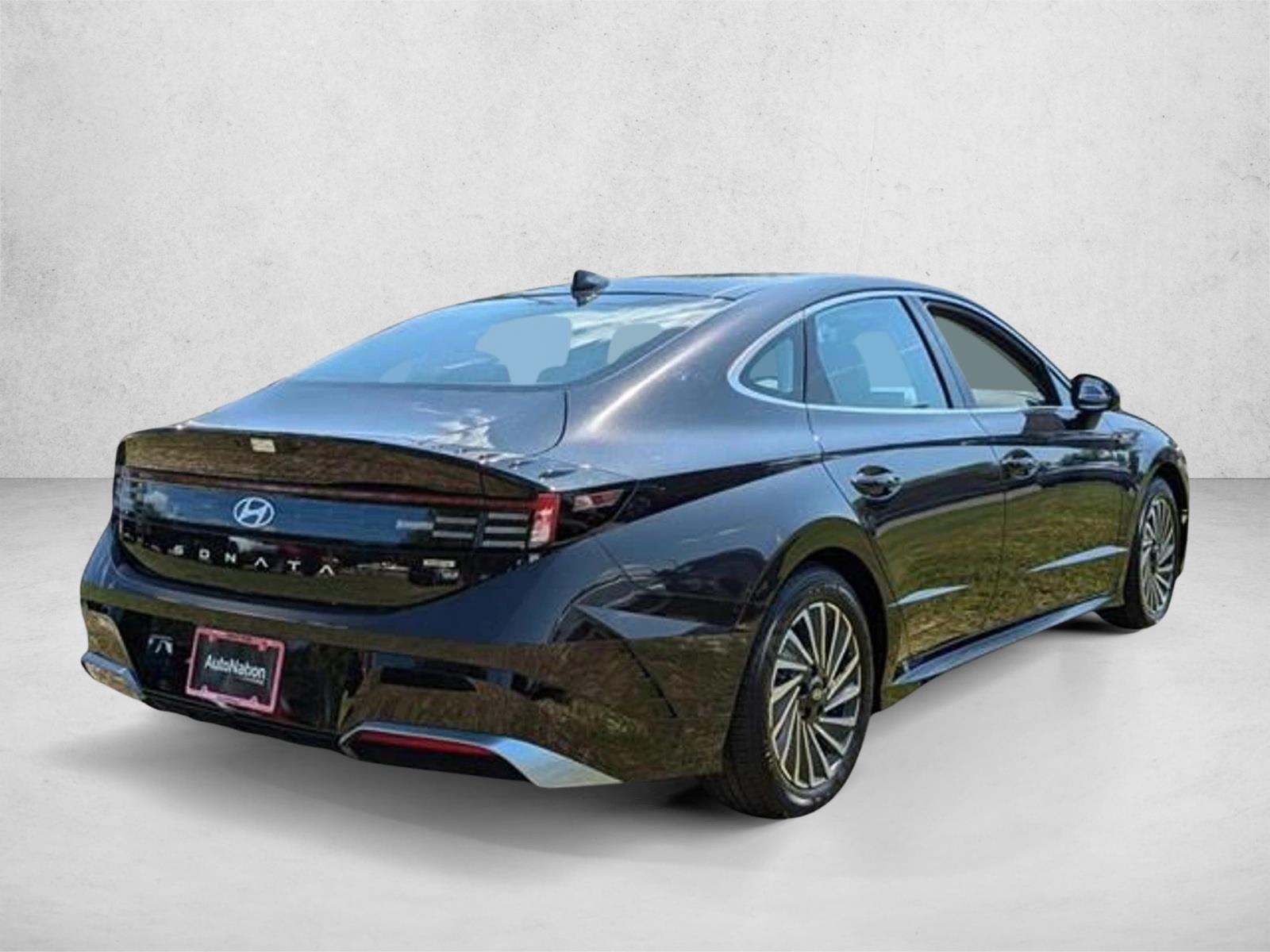 2024 Hyundai Sonata Hybrid Limited photo 2