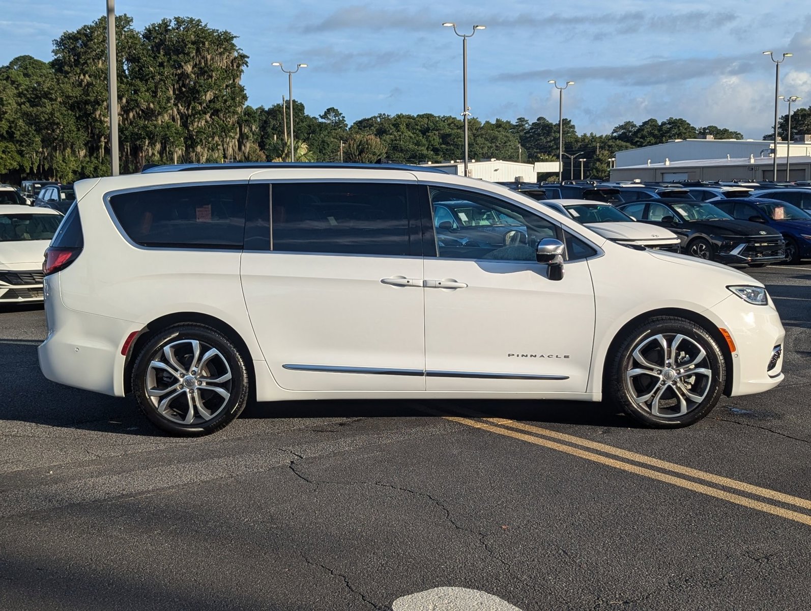 2025 Chrysler Pacifica Pinnacle photo 4