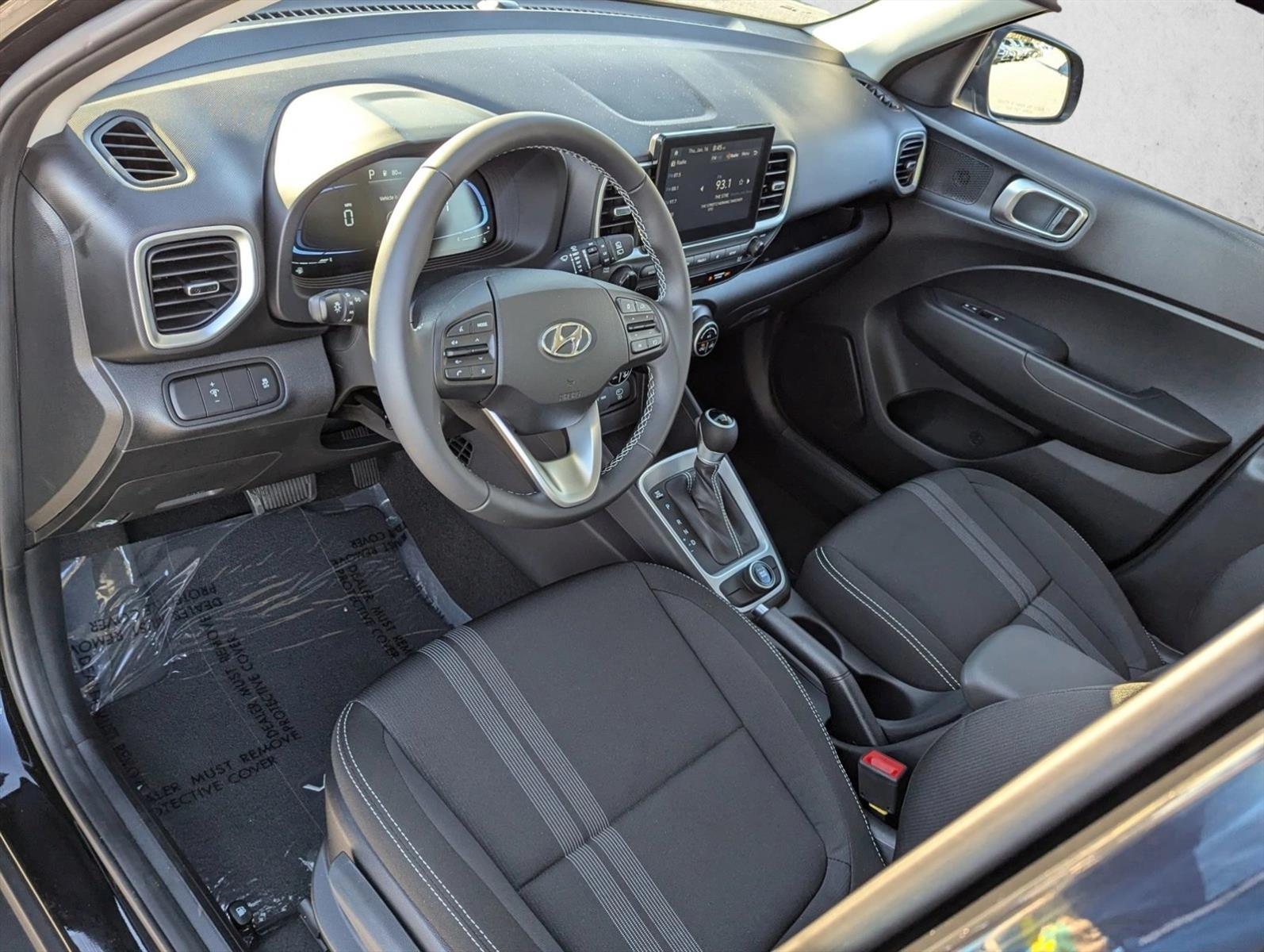 2025 Hyundai Venue SEL photo 3