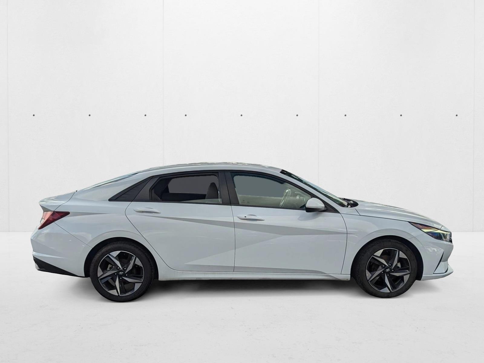 2023 Hyundai Elantra SEL Convenience photo 3