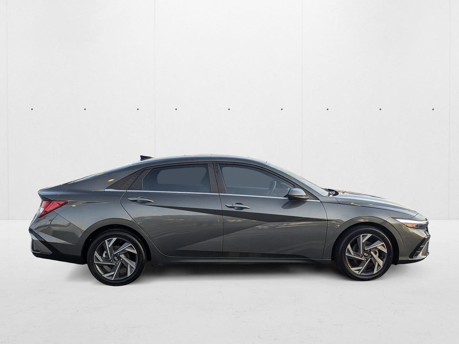 2025 Hyundai Elantra SEL Convenience photo 4