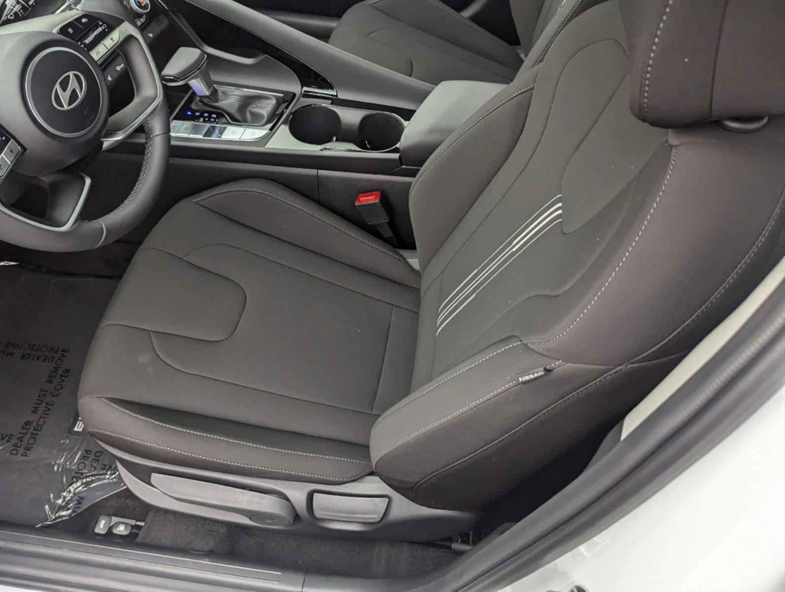 2024 Hyundai Elantra SEL photo 3