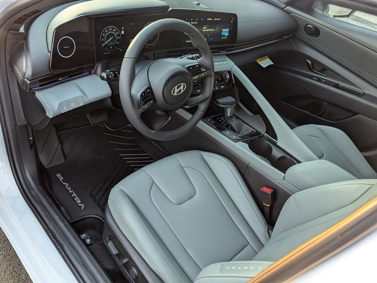 2025 Hyundai Elantra Hybrid Limited photo 2