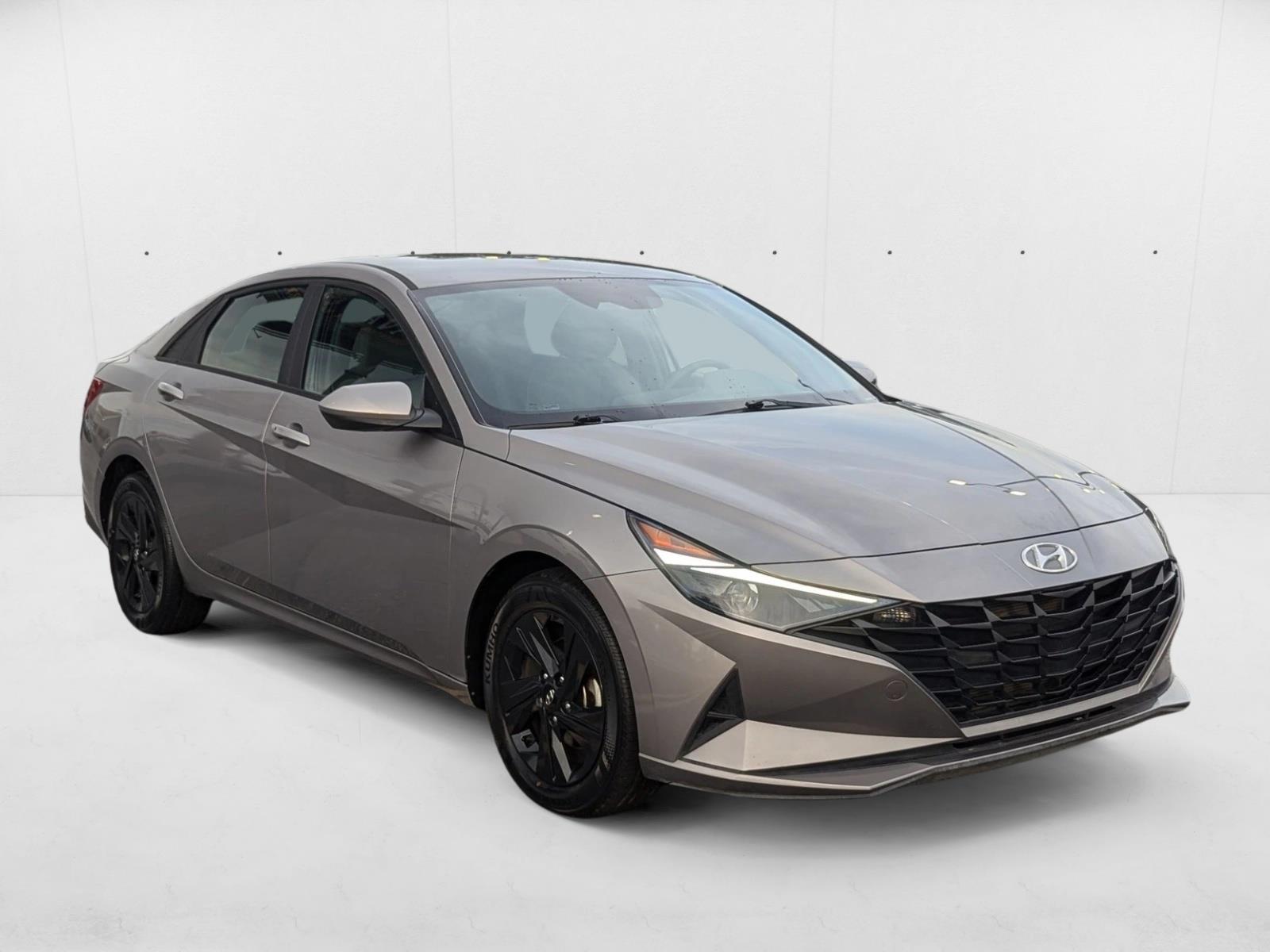 2023 Hyundai Elantra SEL photo 3