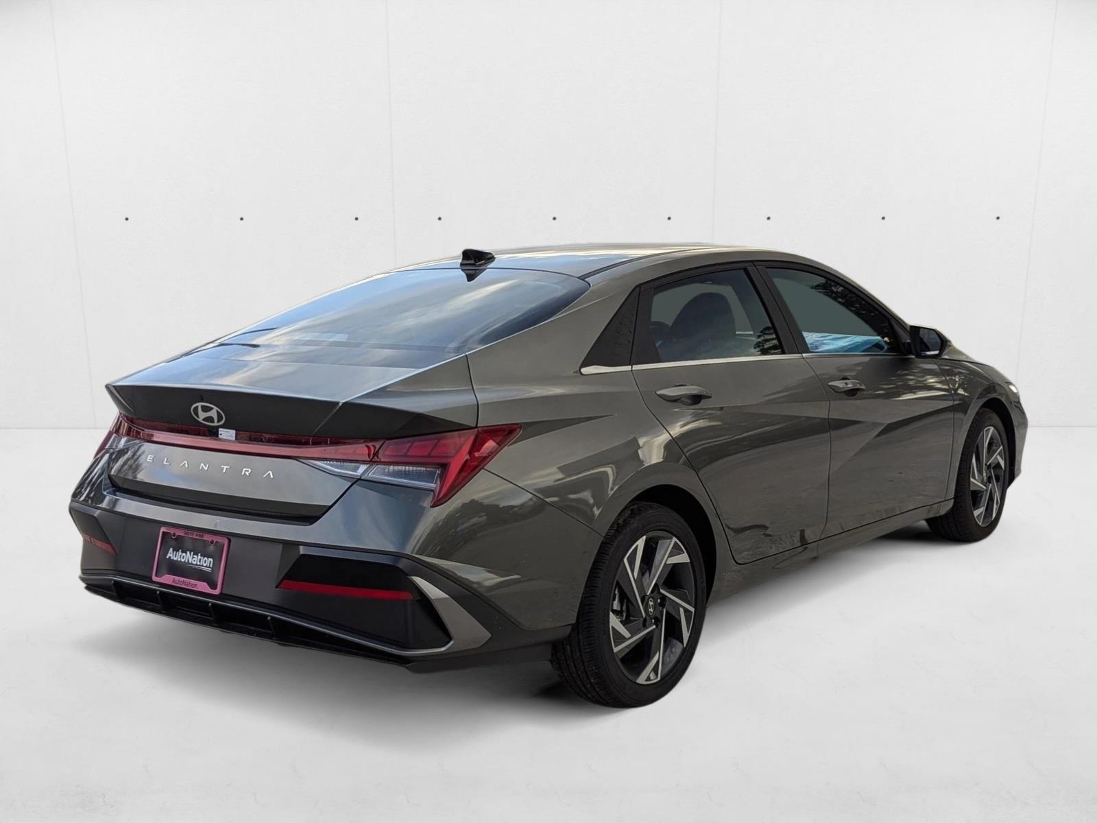 2025 Hyundai Elantra SEL Convenience photo 2