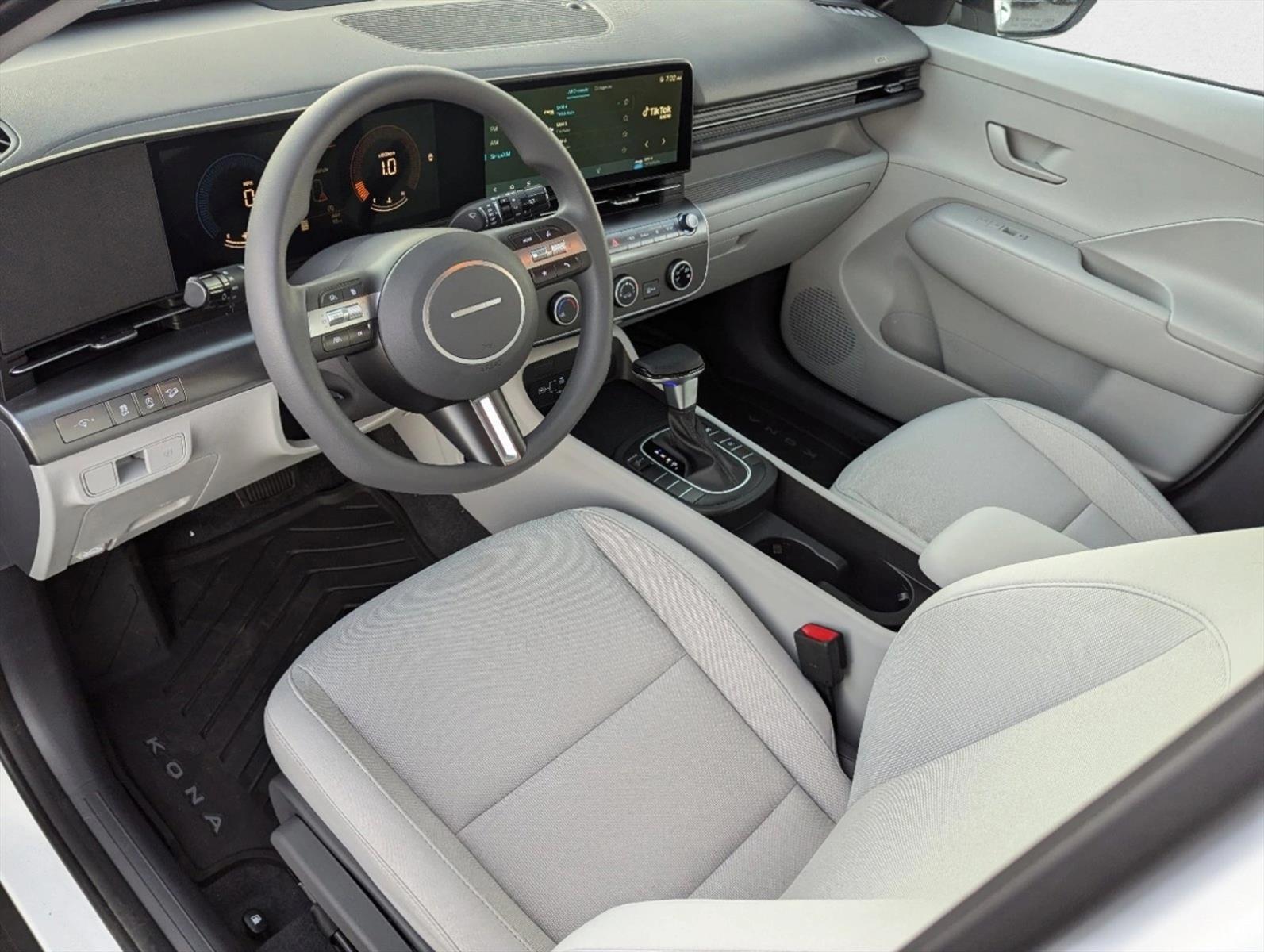 2024 Hyundai Kona SE photo 2