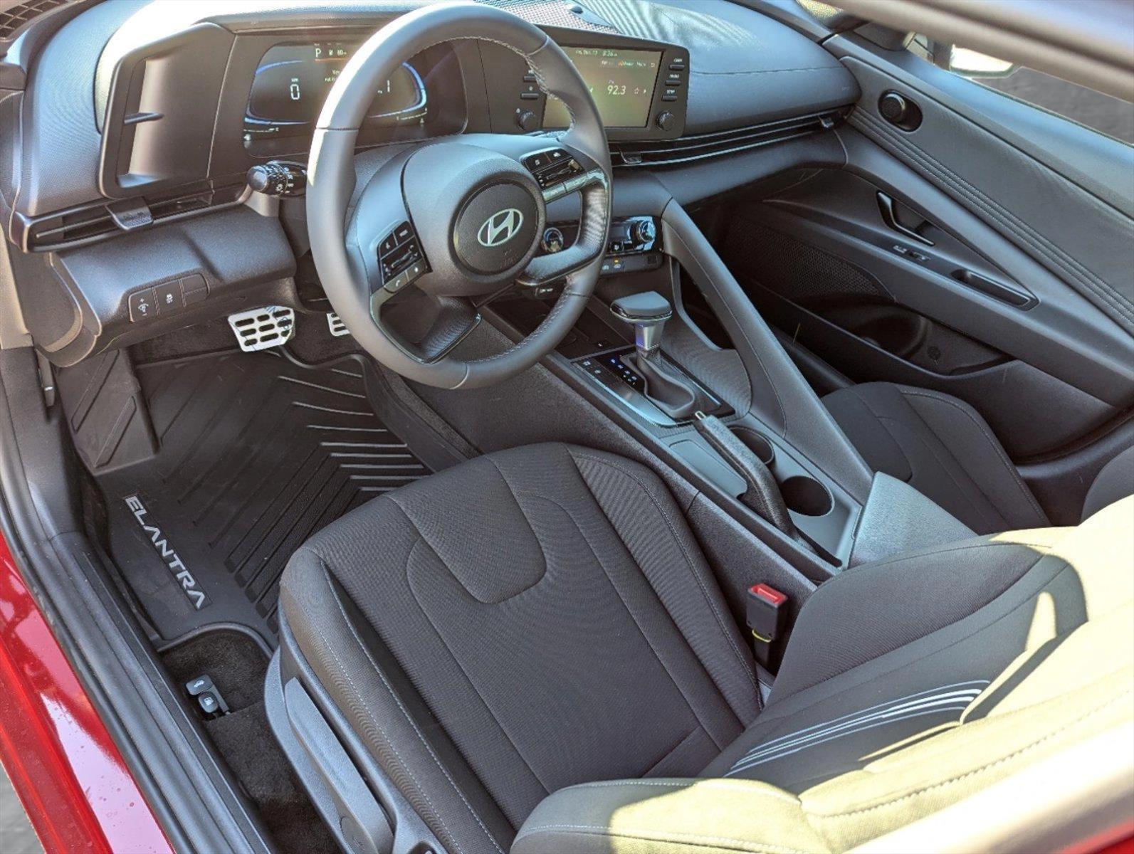 2025 Hyundai Elantra SEL Sport photo 3