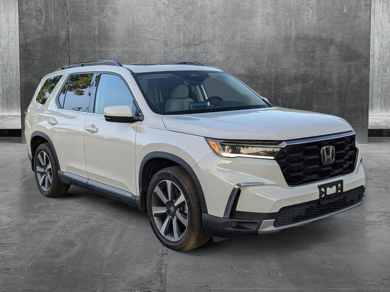 2023 Honda Pilot Touring Sport photo 3