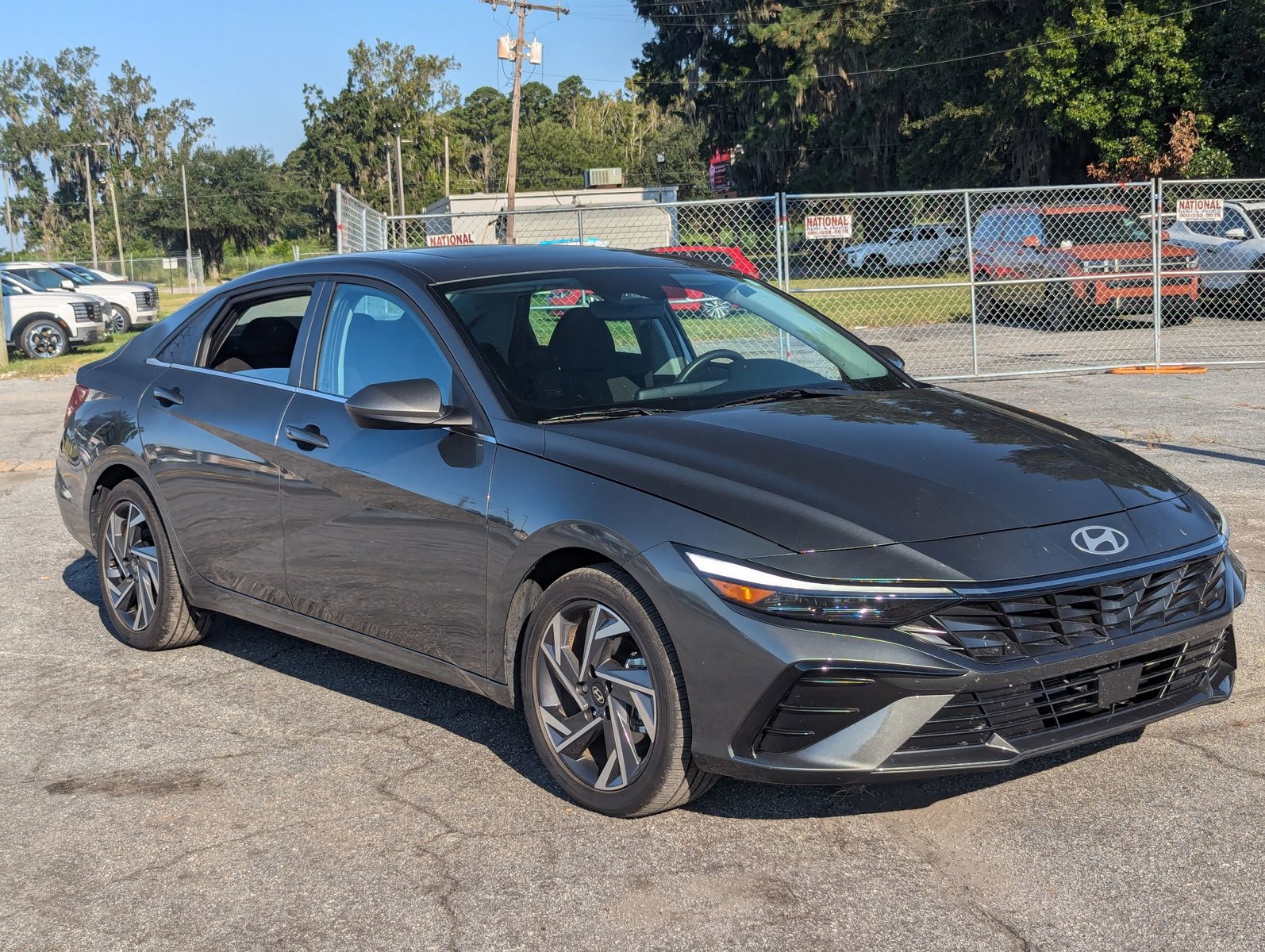 2025 Hyundai Elantra SEL Convenience photo 3