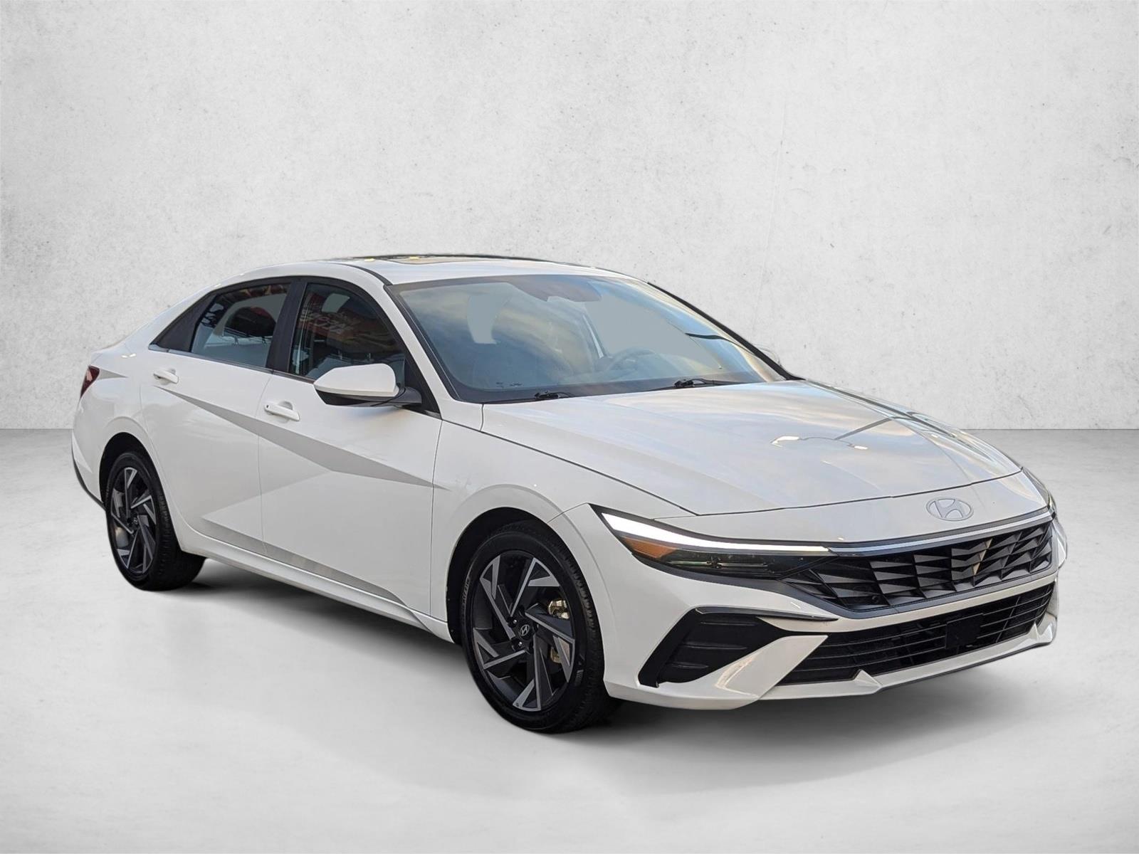 2024 Hyundai Elantra SEL Convenience photo 3