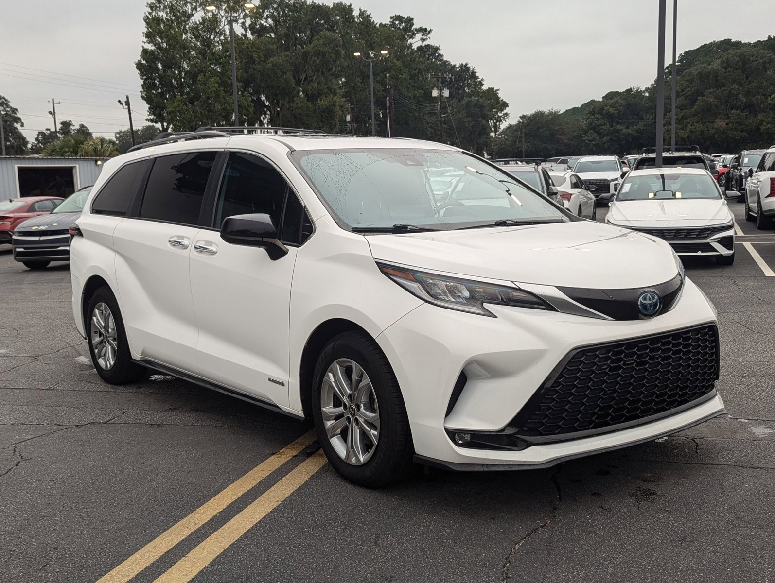 2021 Toyota Sienna XSE photo 3