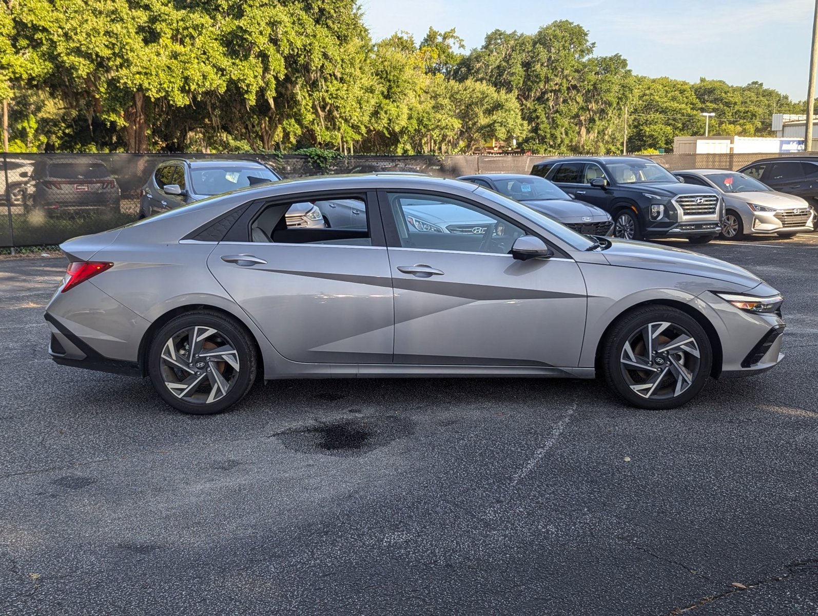 2024 Hyundai Elantra Limited photo 4