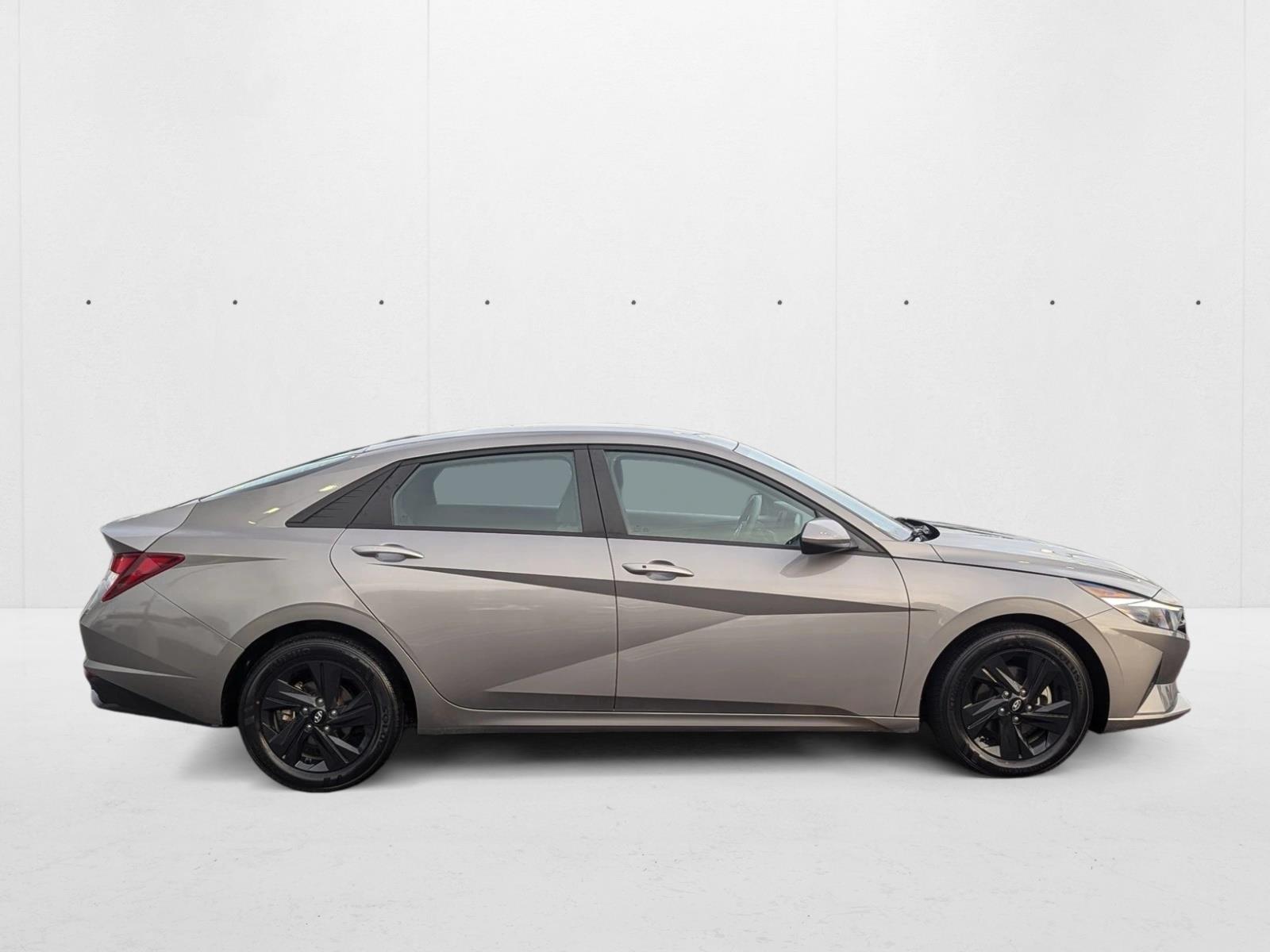 2023 Hyundai Elantra SEL photo 4