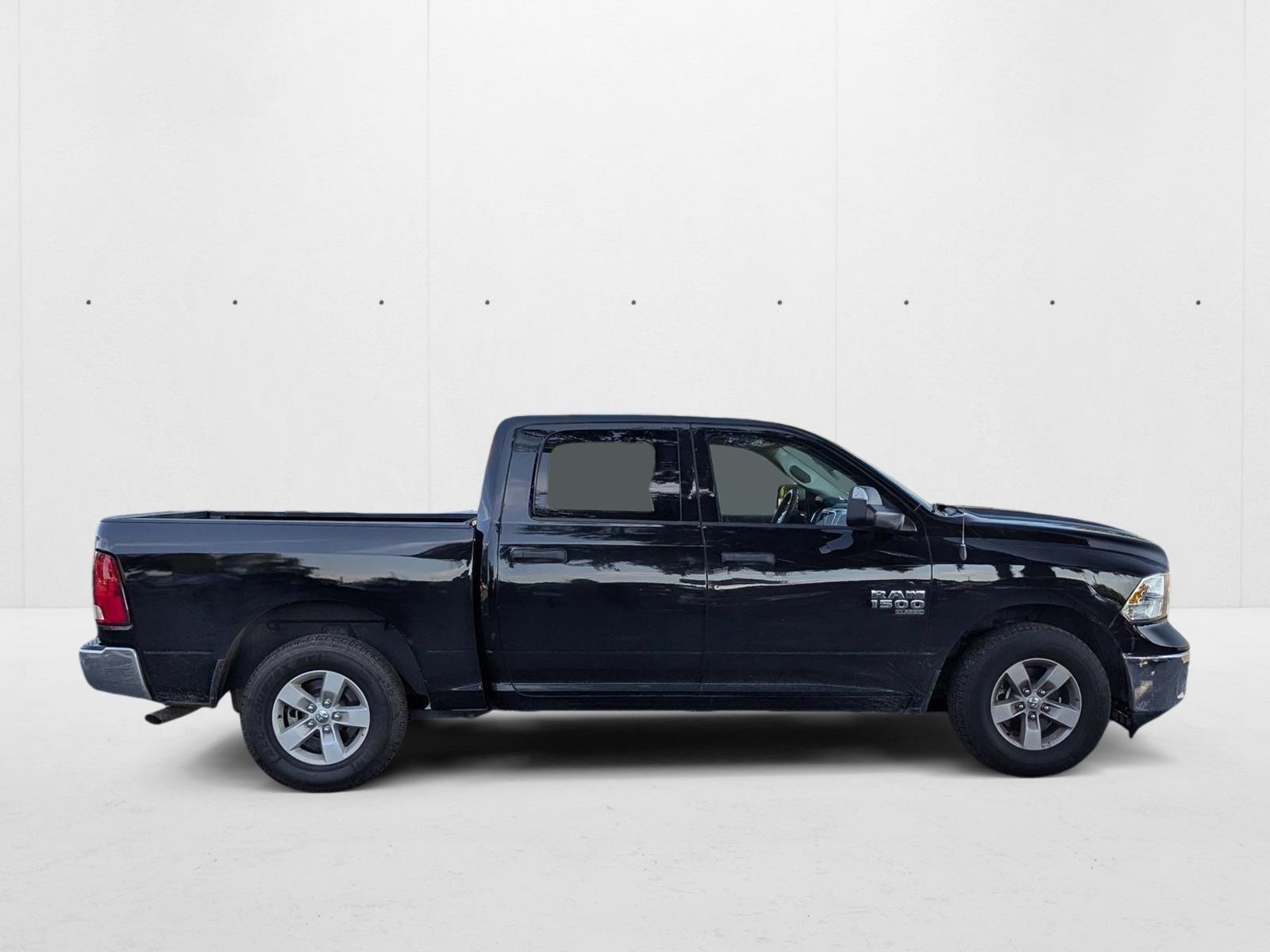2023 Ram 1500 Classic SLT photo 4