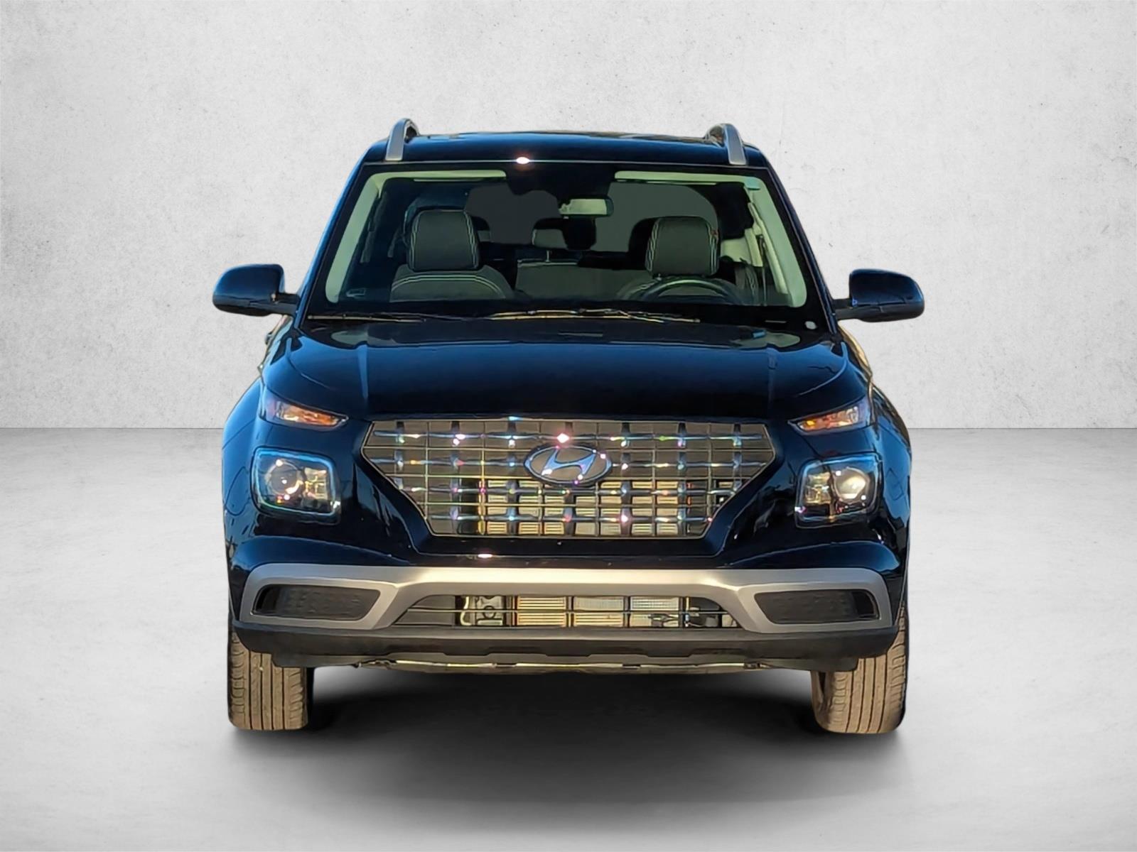 2025 Hyundai Venue SEL photo 2