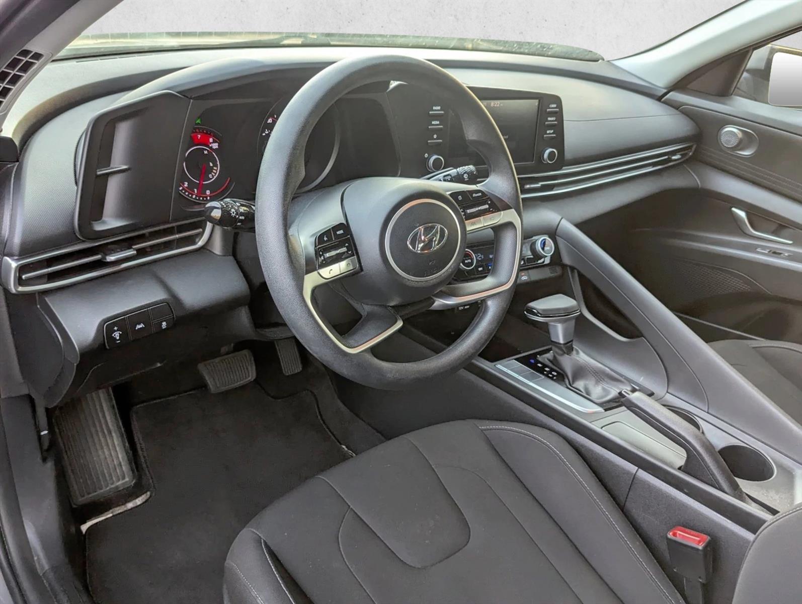 2023 Hyundai Elantra SEL photo 2