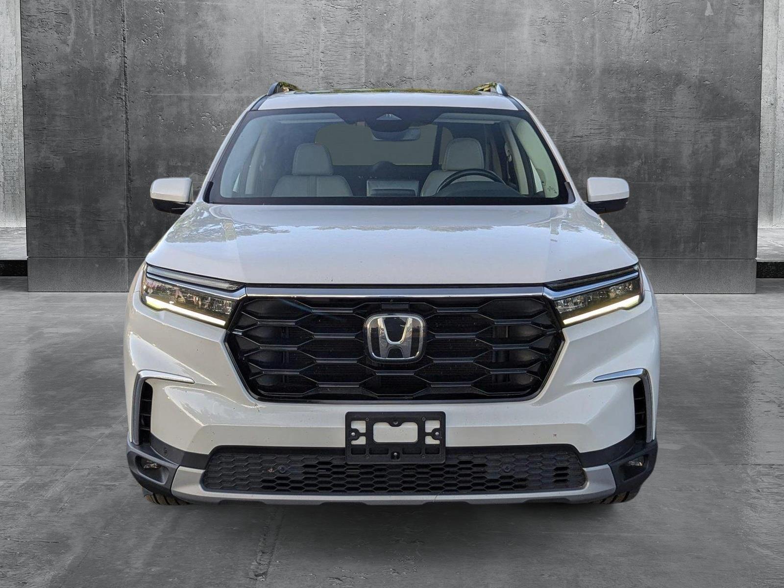 2023 Honda Pilot Touring Sport photo 2