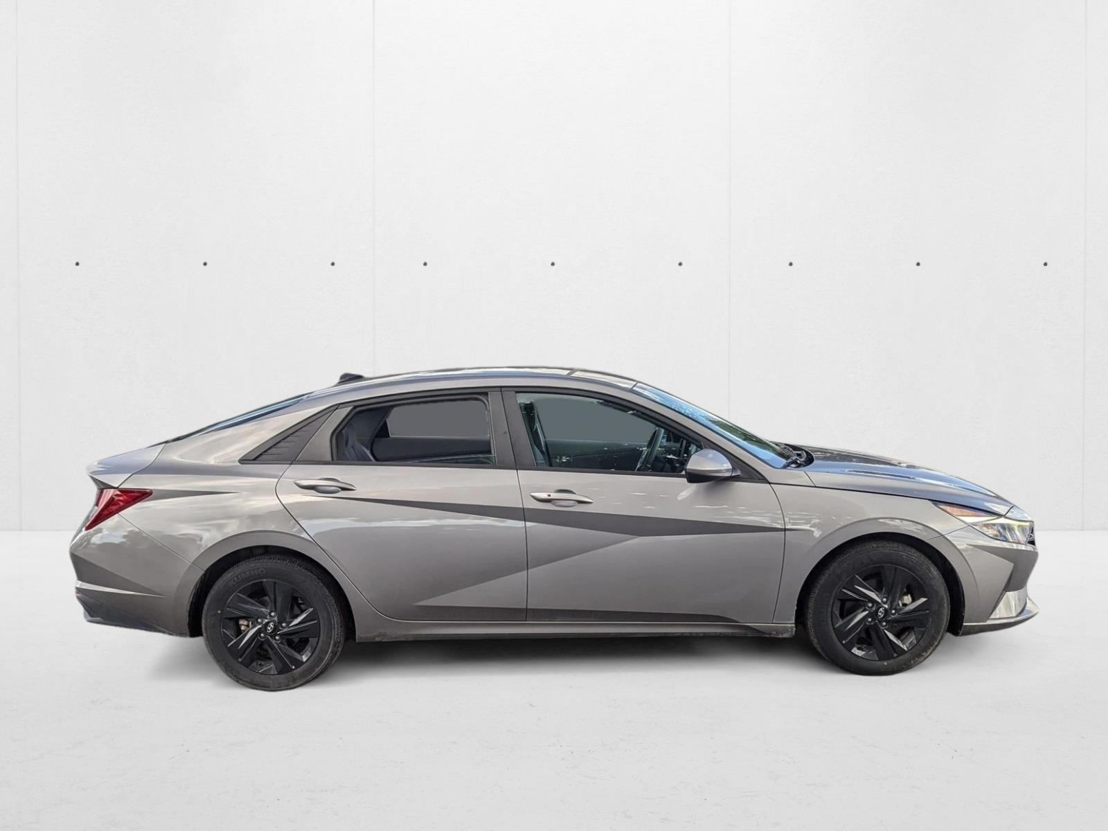 2023 Hyundai Elantra SEL photo 4