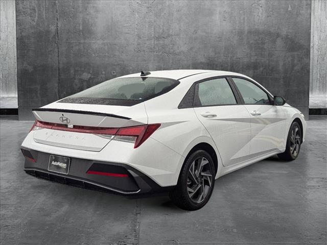 2025 Hyundai Elantra SEL Sport photo 2