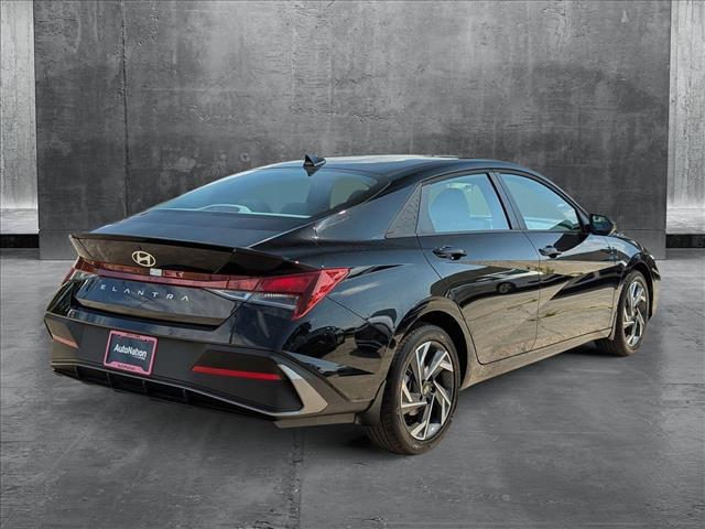 2025 Hyundai Elantra SEL Sport photo 2
