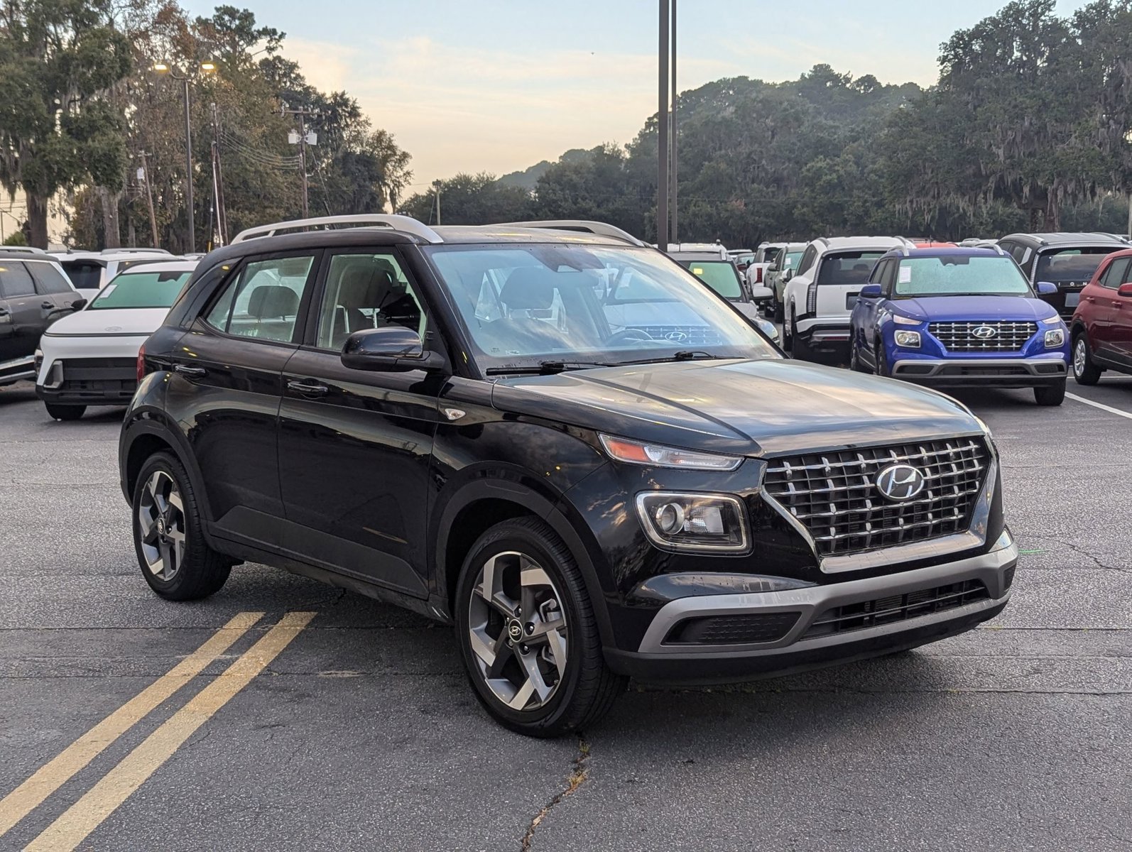 2025 Hyundai Venue SEL photo 3