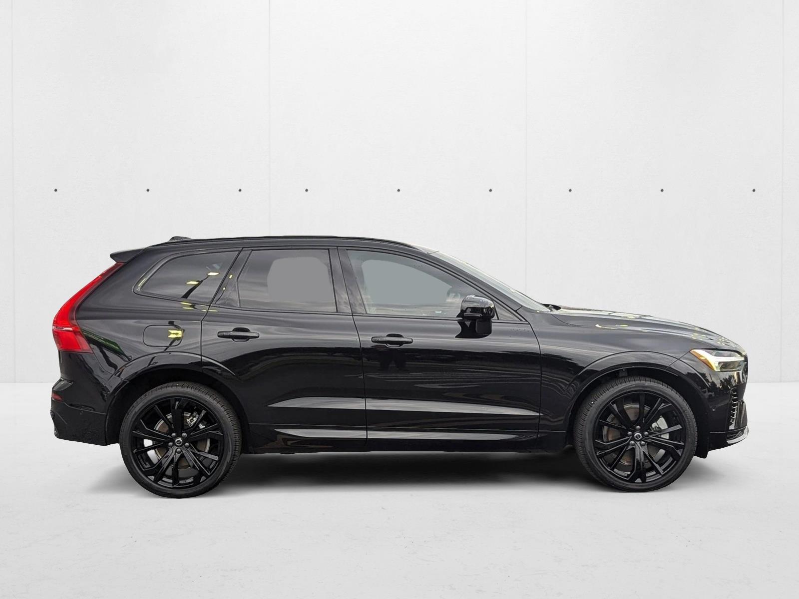 2024 Volvo XC60 Recharge Hybrid Ultimate Black Edition photo 4