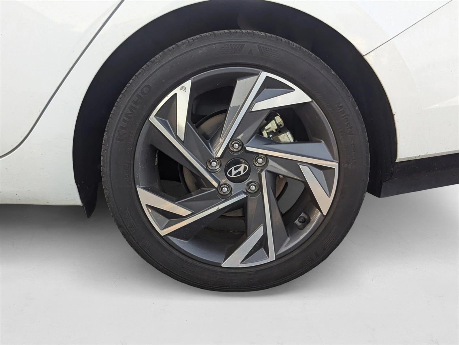 2024 Hyundai Elantra SEL Convenience photo 3