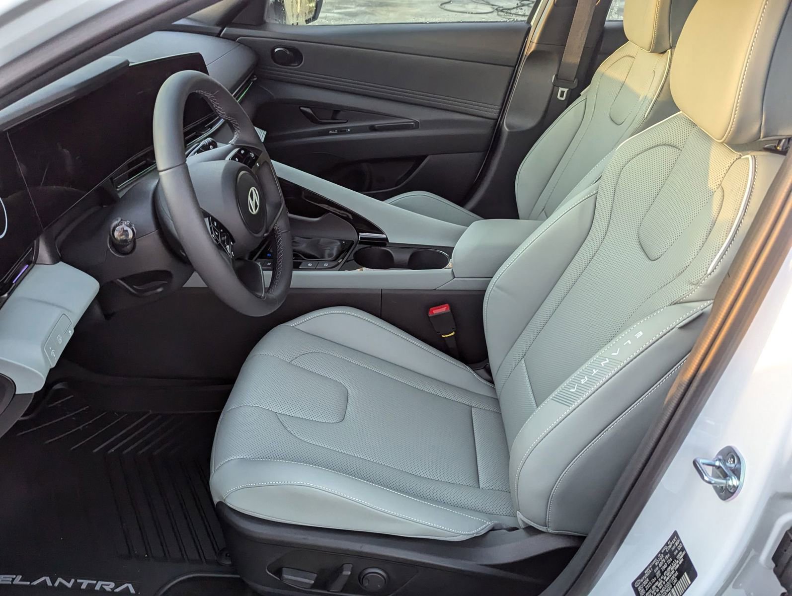 2025 Hyundai Elantra Hybrid Limited photo 3