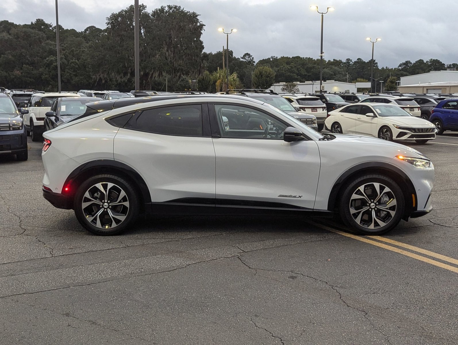 2022 Ford Mustang Mach-E Premium photo 4