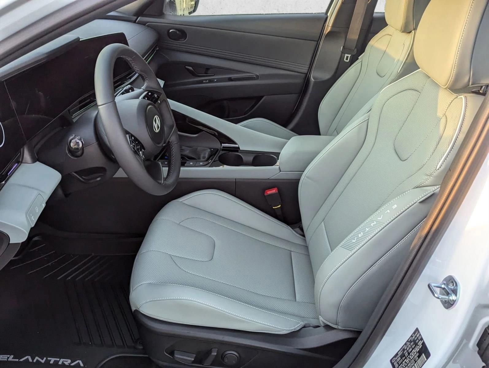 2025 Hyundai Elantra Hybrid Limited photo 3