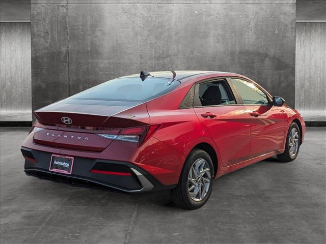 2024 Hyundai Elantra SEL photo 2