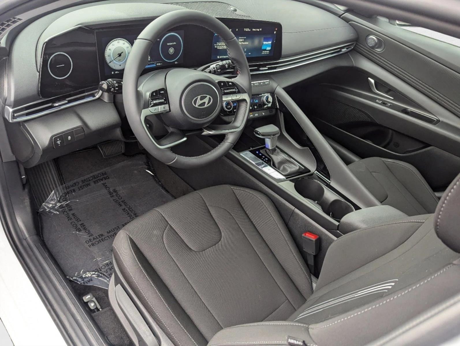 2024 Hyundai Elantra SEL photo 2