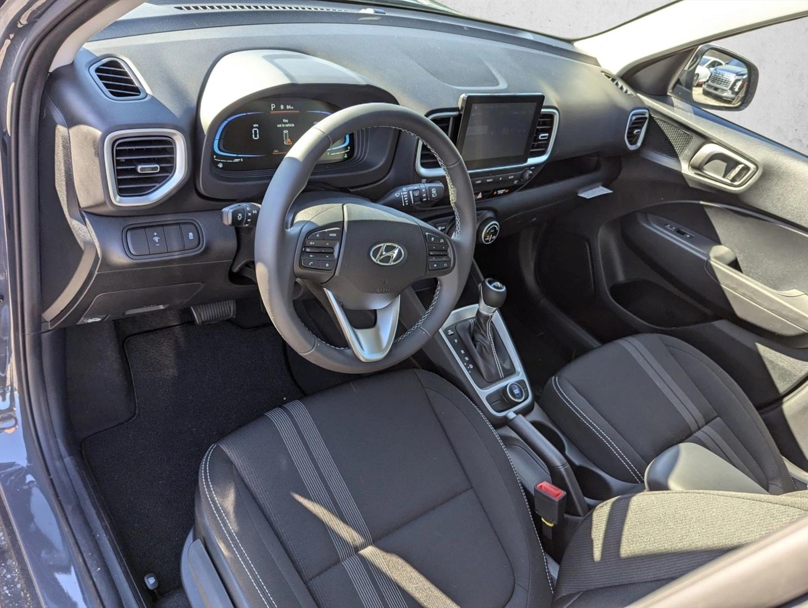 2025 Hyundai Venue SEL photo 3