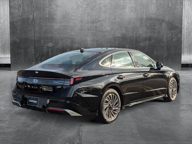 2025 Hyundai Sonata Hybrid Limited photo 2