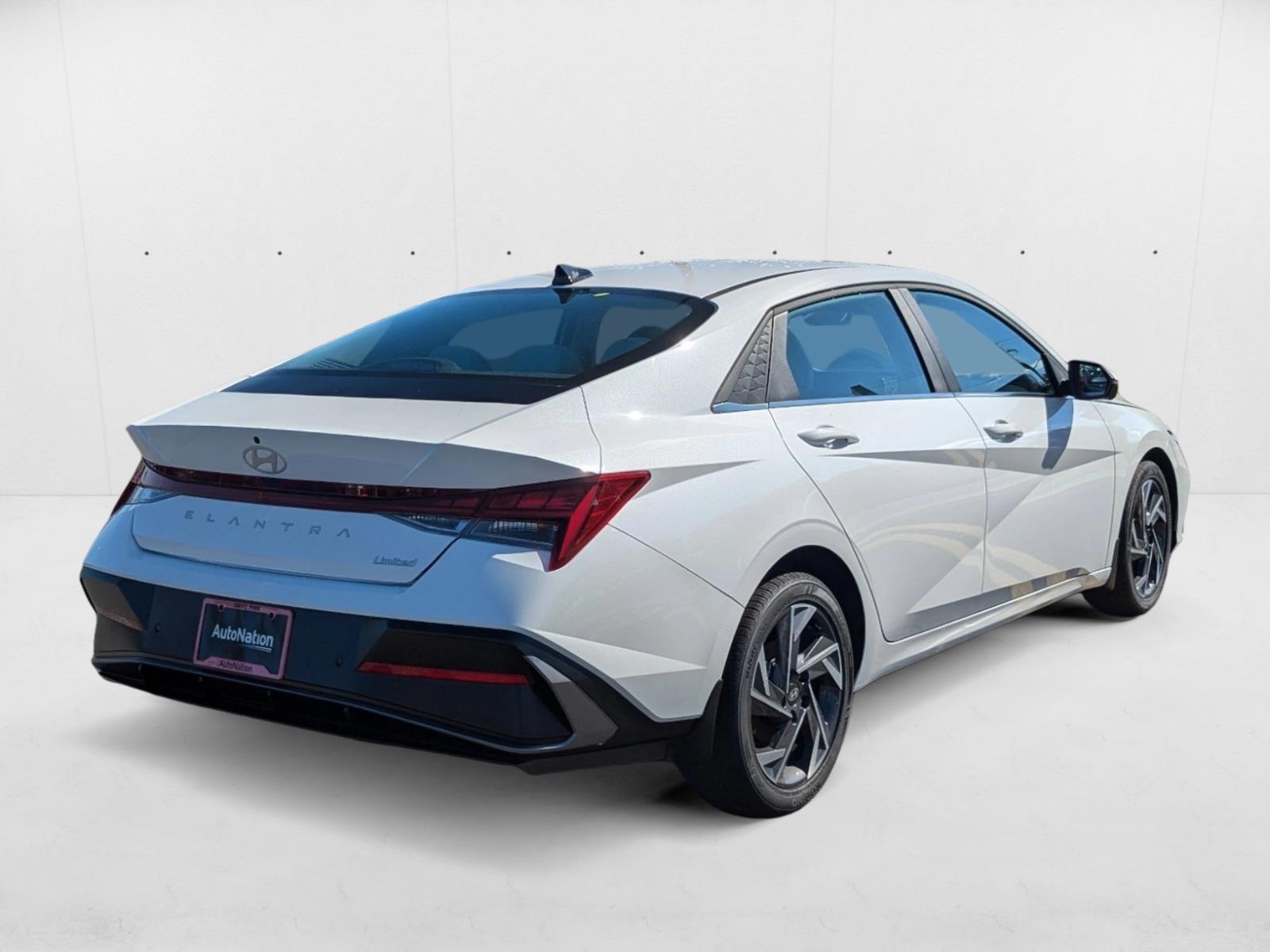 2024 Hyundai Elantra Limited photo 2