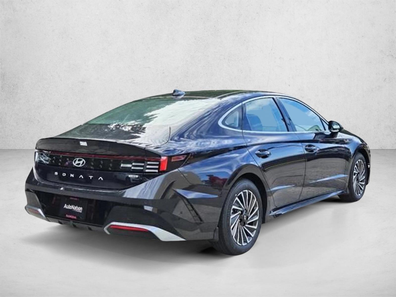 2024 Hyundai Sonata Hybrid Limited photo 2