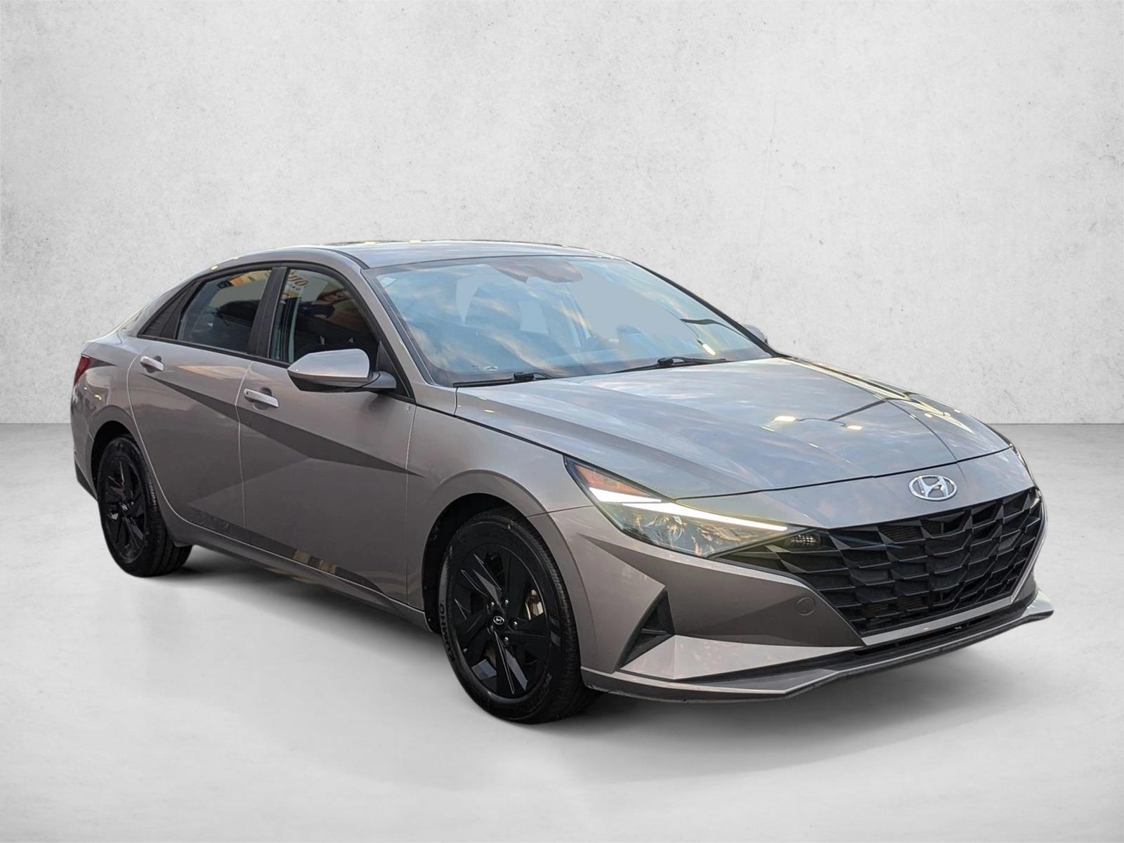 2023 Hyundai Elantra SEL photo 3