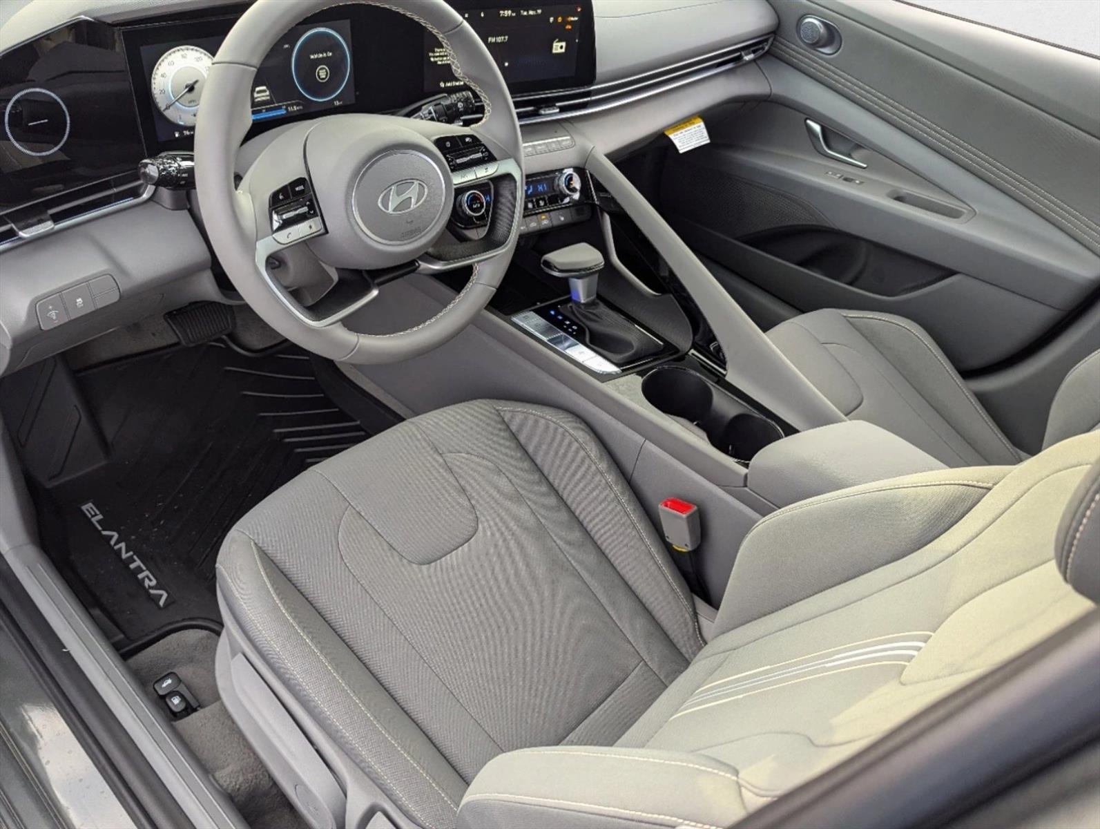 2025 Hyundai Elantra SEL Convenience photo 3