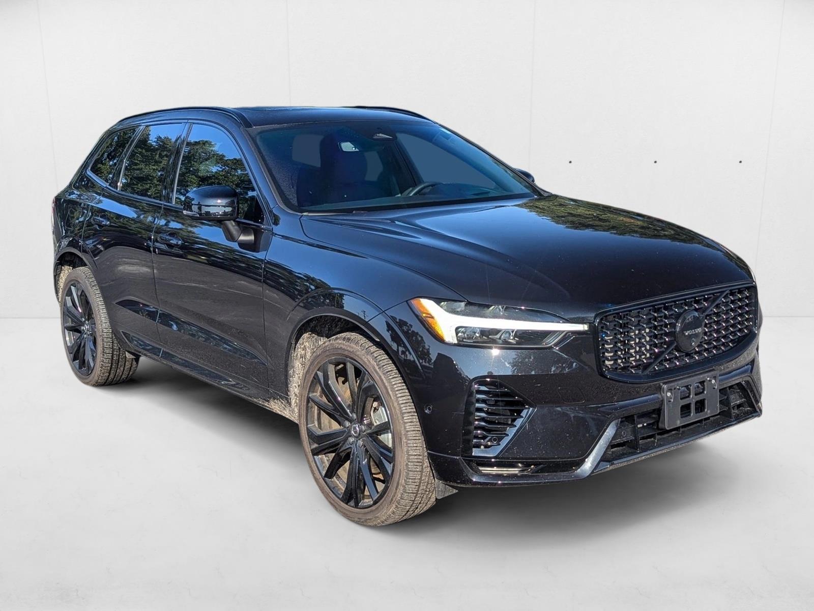 2024 Volvo XC60 Recharge Hybrid Ultimate Black Edition photo 2