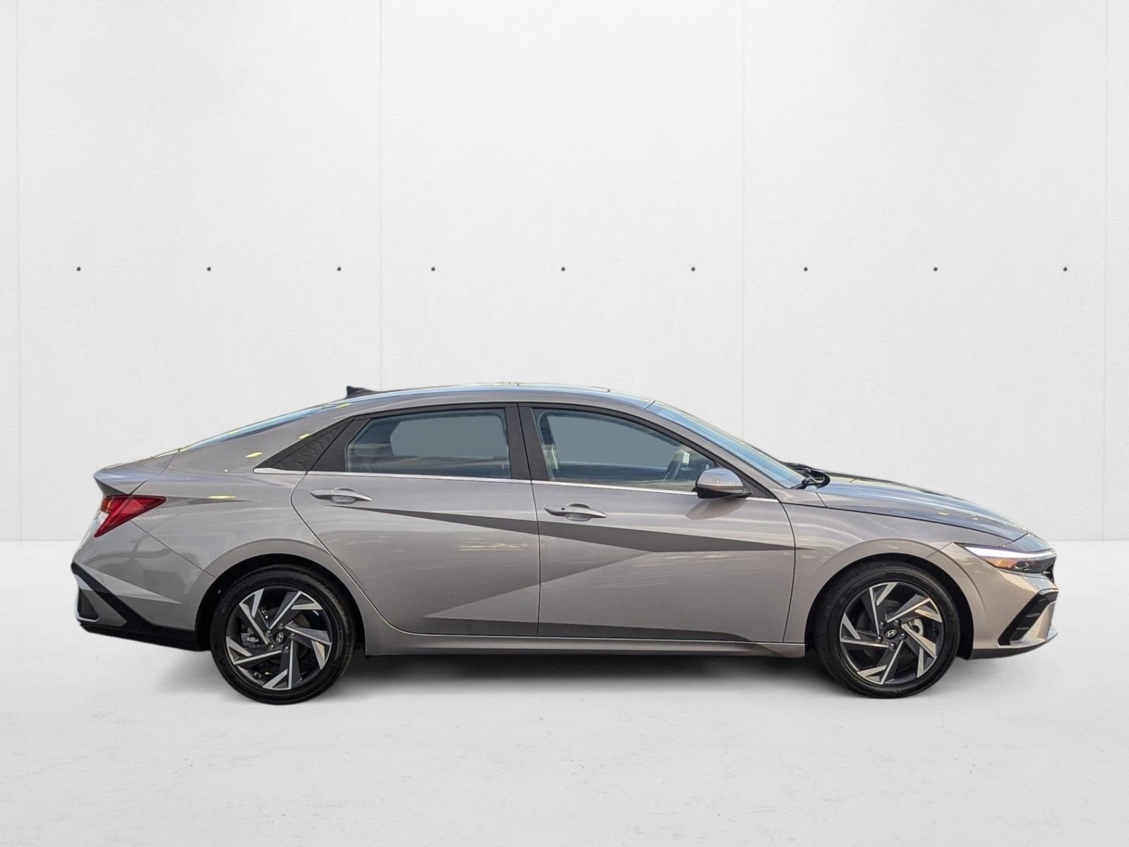 2024 Hyundai Elantra SEL Convenience photo 4